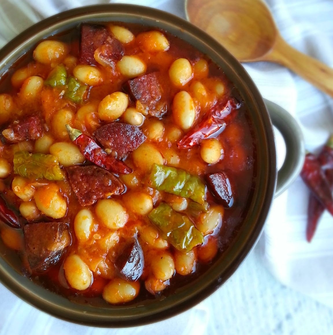 KURU FASULYE SUCUKLU 